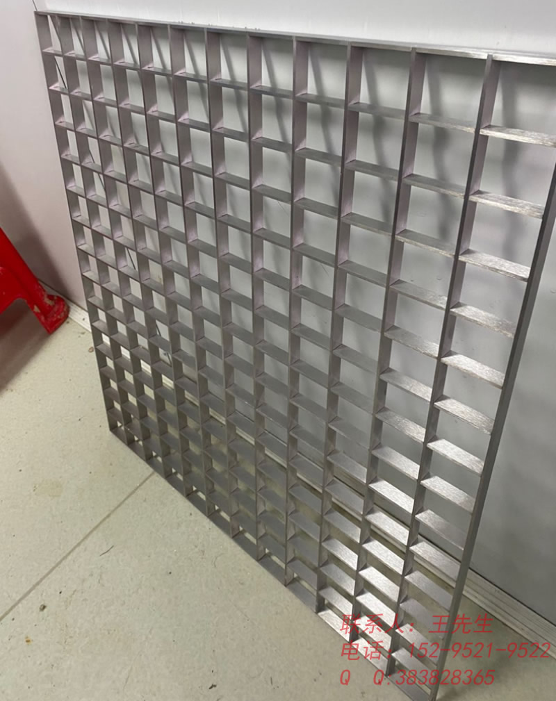 Grille en acier inoxydable brossé sur quatre côtés