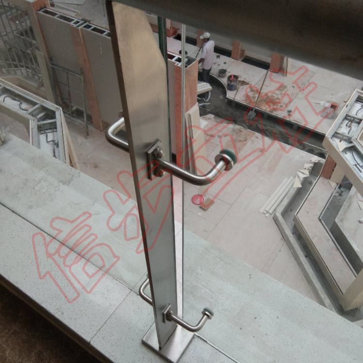 Le nouvel hôpital de médecine chinoise de Taizhou entre en service des colonnes en acier inoxydable en cascade pour assurer la sécurité du bâtiment ambulatoire