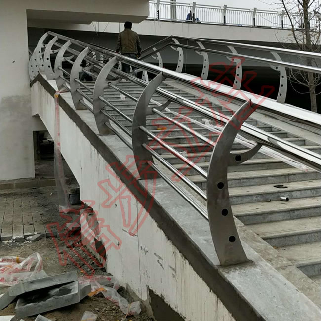 Poteaux en acier inoxydable sinstep appliqués au pont n ° 2 de la rivière cucuru, Comté de Qin'an