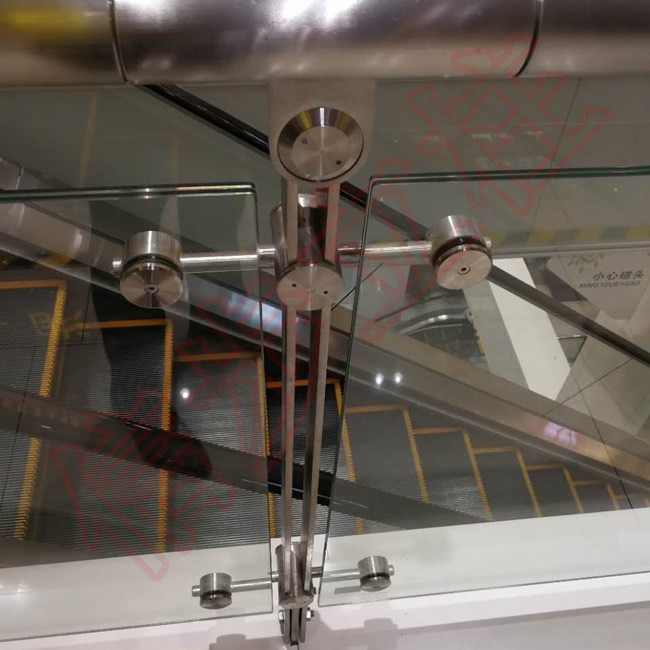 Les colonnes en acier inoxydable sinstep offrent une sécurité et une sécurité aux balustrades en verre du métro de Nanchang, avec une atmosphère exquise
