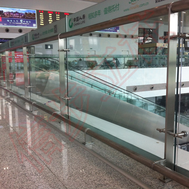 La place du nord de la gare de Nanjing adopte des poteaux en acier inoxydable Asymptotiques comme poteaux de support de balustrade de plate - forme