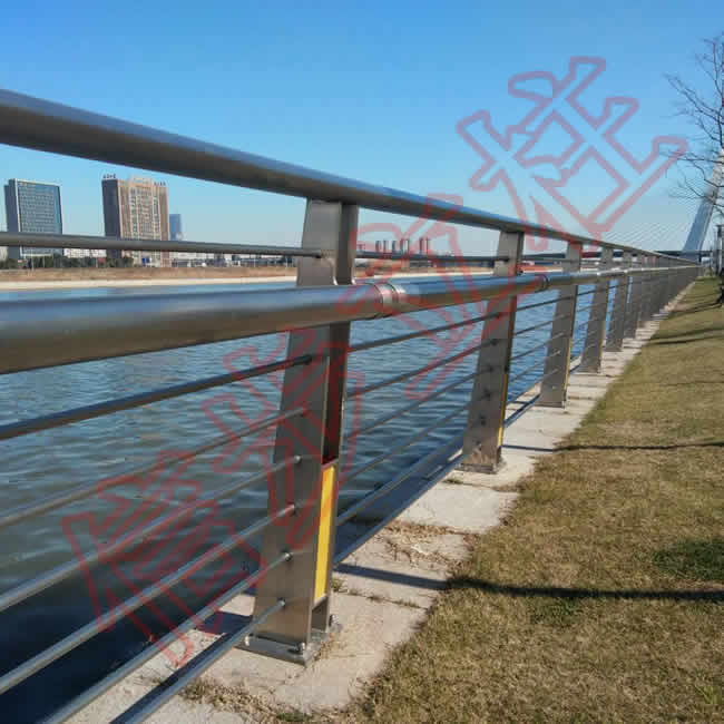 Poteaux de pont en acier inoxydable en cascade appliqués à la balustrade du canal de tonglü Sud