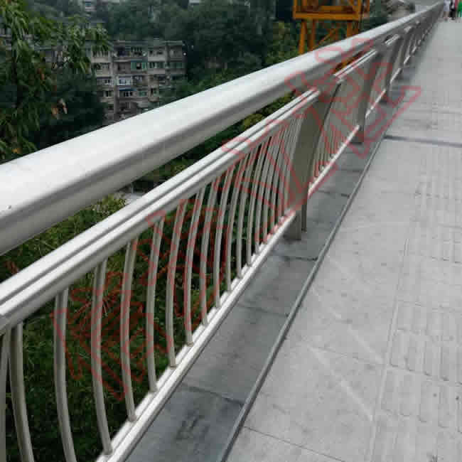 Les colonnes en acier inoxydable sinstep offrent une garantie solide pour la balustrade du pont à lignes complexes du pont Wujiang de Hualing à Chongqing