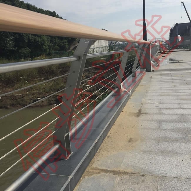 Poteaux en acier inoxydable en cascade appliqués à Changzhou canal East Road Chang Extension Engineering Road Rail Works