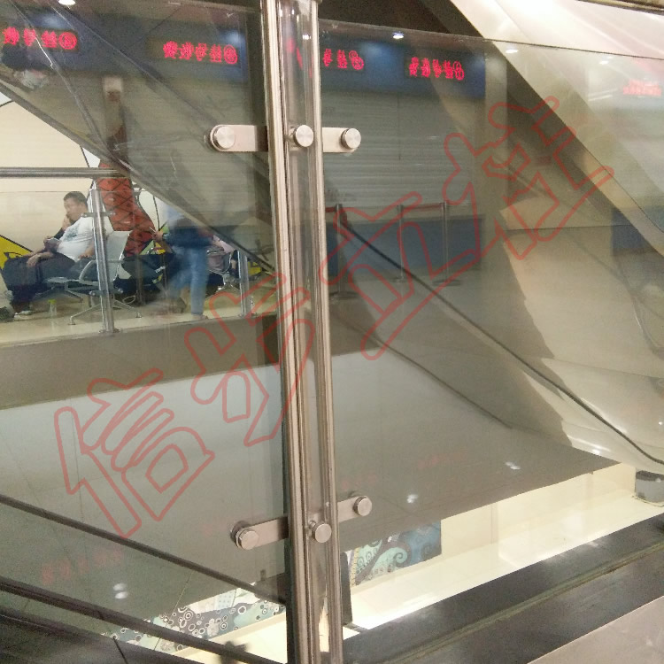 Les colonnes en acier inoxydable sinstep offrent une sécurité accrue aux balustrades du bâtiment de la clinique maternelle et infantile de la ville de Nanjing